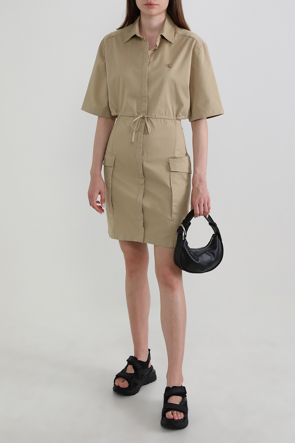 שמלה מכופתרת עם קאט אאוט